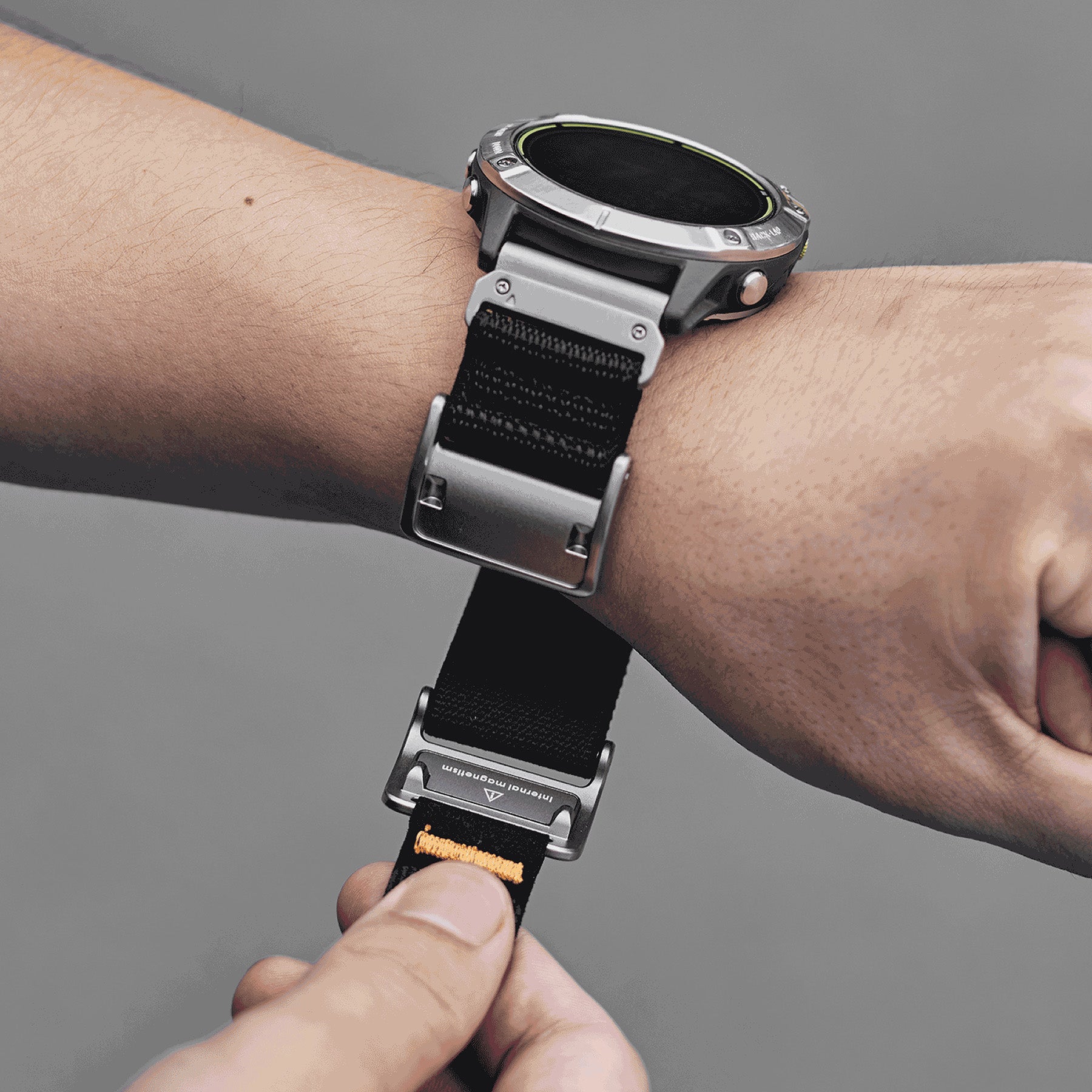 Magnetic quick-release buckle of AULUMU C11 Slim Band being opened on a Garmin watch