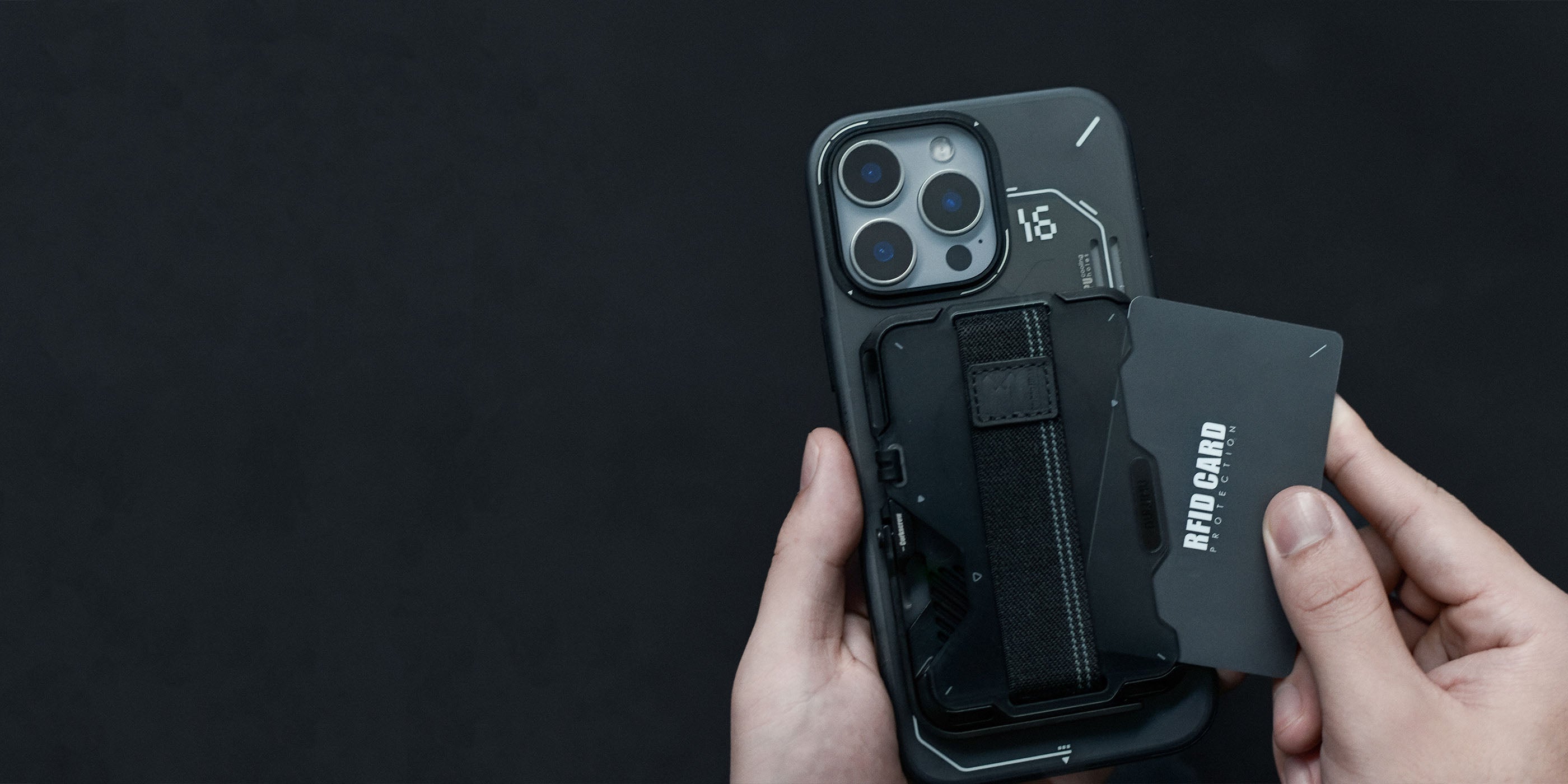 Card being pushed out through the finger slot of the AULUMU G03 frosted wallet for smooth access