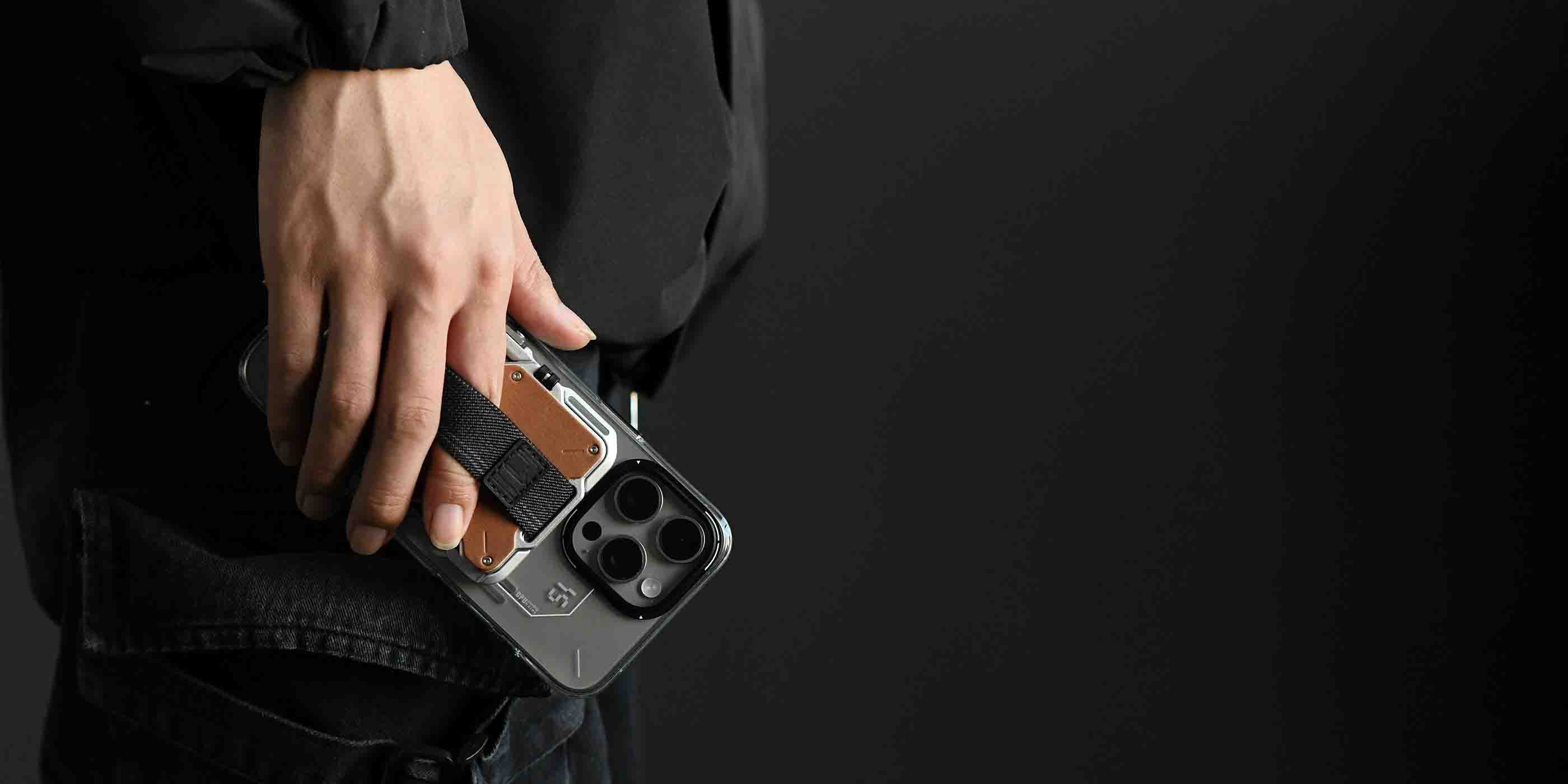 AULUMU G03 magnetic metal wallet attached to iPhone for everyday carry