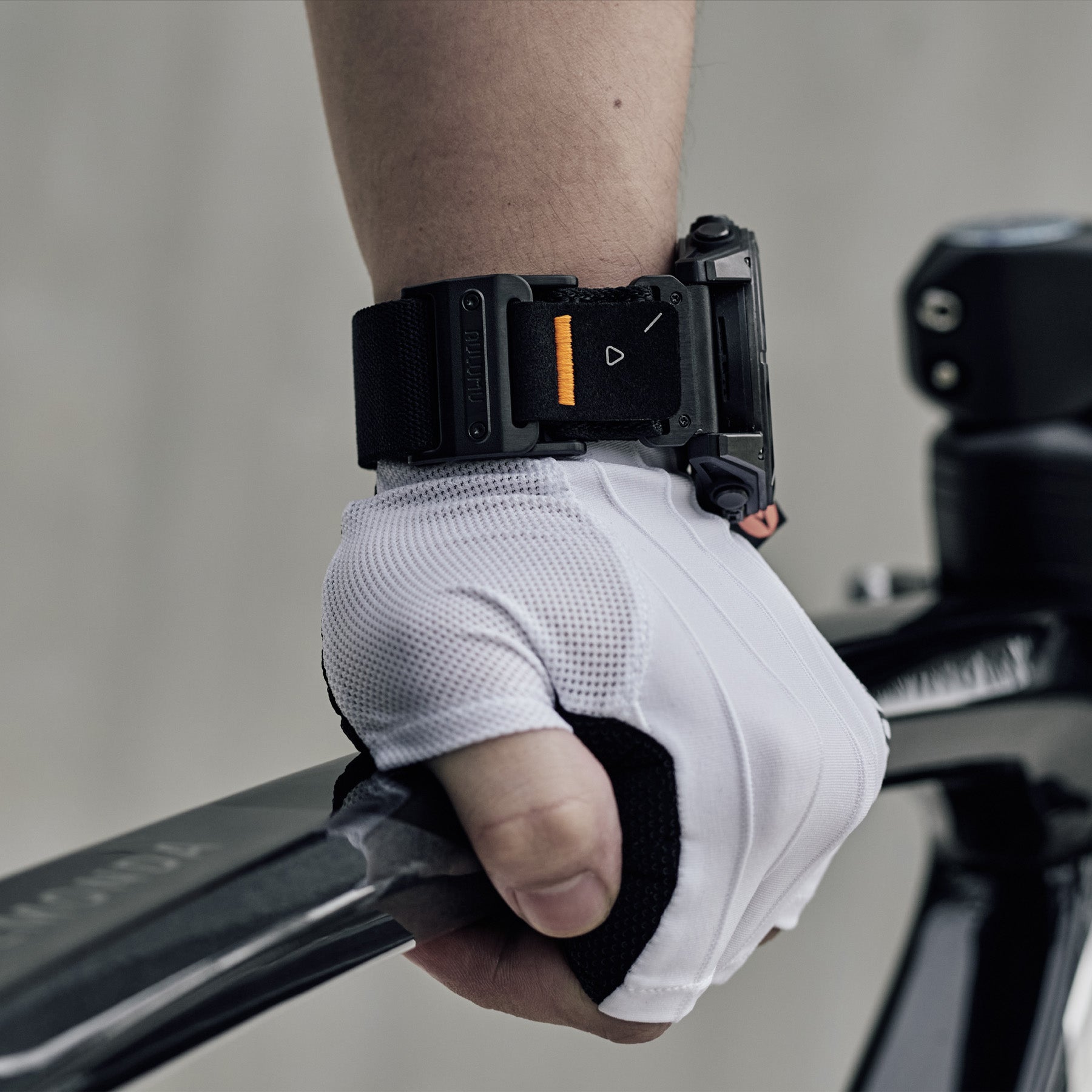 AULUMU C11 Mag Buckle Slim Band on cyclist’s wrist while holding road bike handlebar