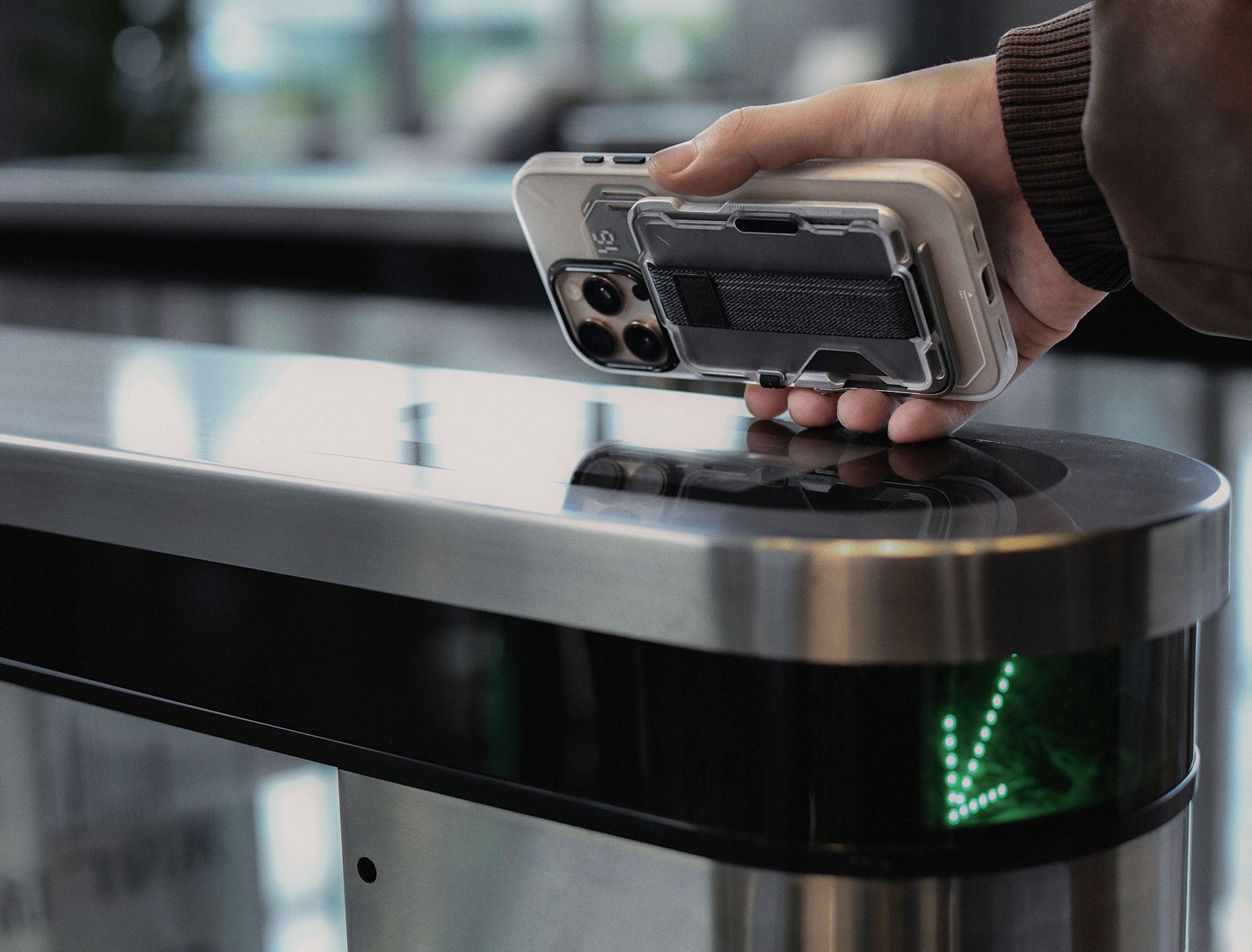 AULUMU G03 wallet showing one card in the non-RFID tap-and-go slot for quick NFC access